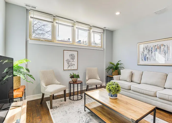 Апартаменты Walk To Blue Line: Sleek In Bucktown! Чикаго