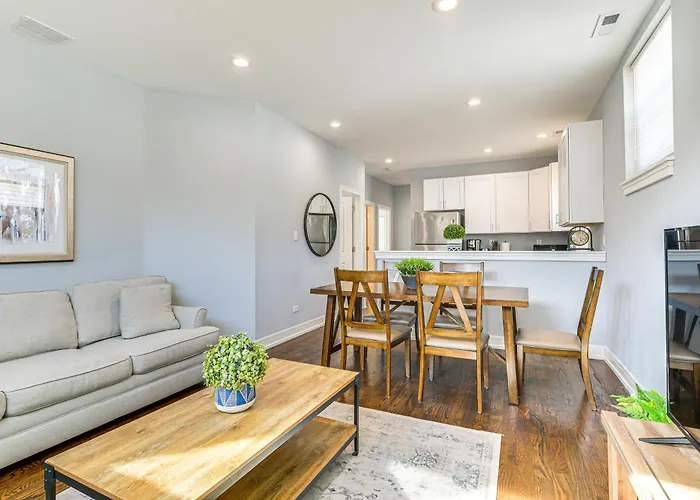 Апартаменты Walk To Blue Line: Sleek In Bucktown!