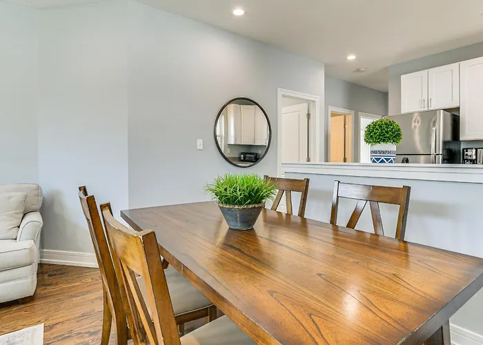 Апартаменты Walk To Blue Line: Sleek In Bucktown!