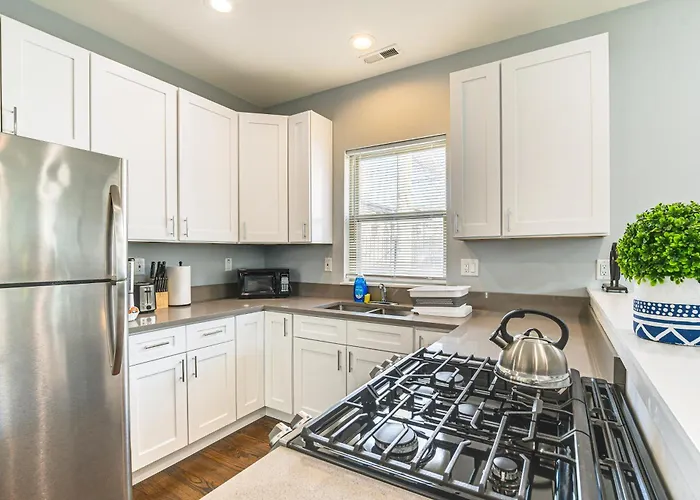 Walk To Blue Line: Sleek In Bucktown! Апартаменты Чикаго