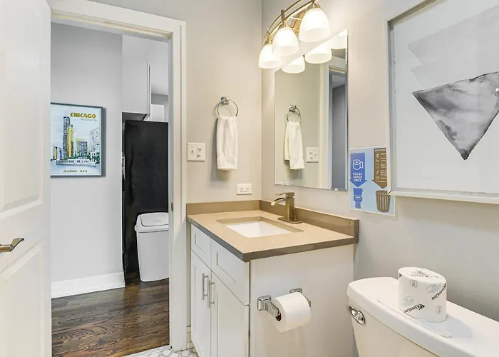 Walk To Blue Line: Sleek In Bucktown!
