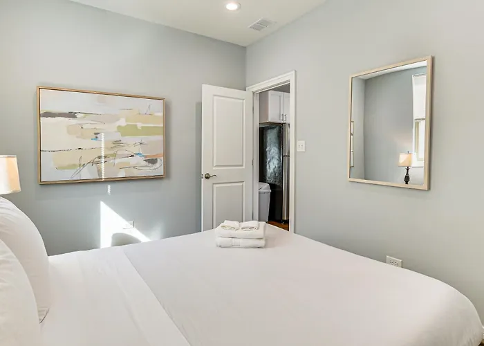 Walk To Blue Line: Sleek In Bucktown! Апартаменты