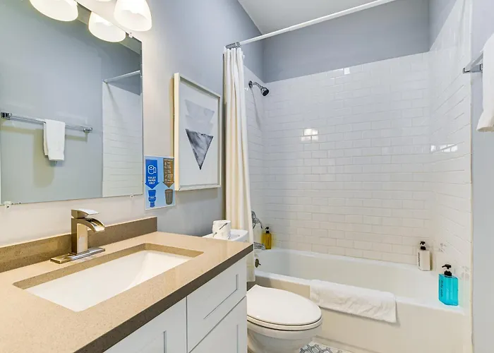Walk To Blue Line: Sleek In Bucktown! Чикаго