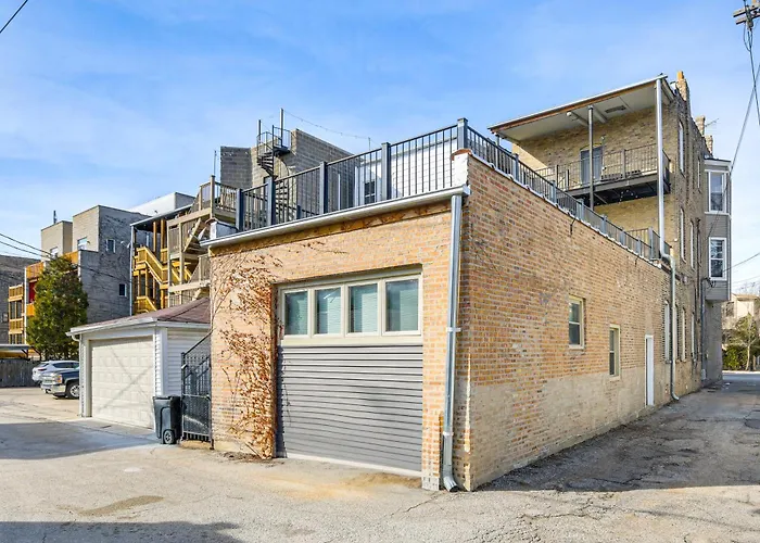 Walk To Blue Line: Sleek In Bucktown!