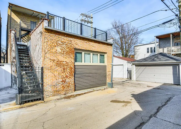 Walk To Blue Line: Sleek In Bucktown!