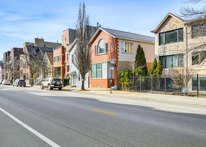 Walk To Blue Line: Sleek In Bucktown!